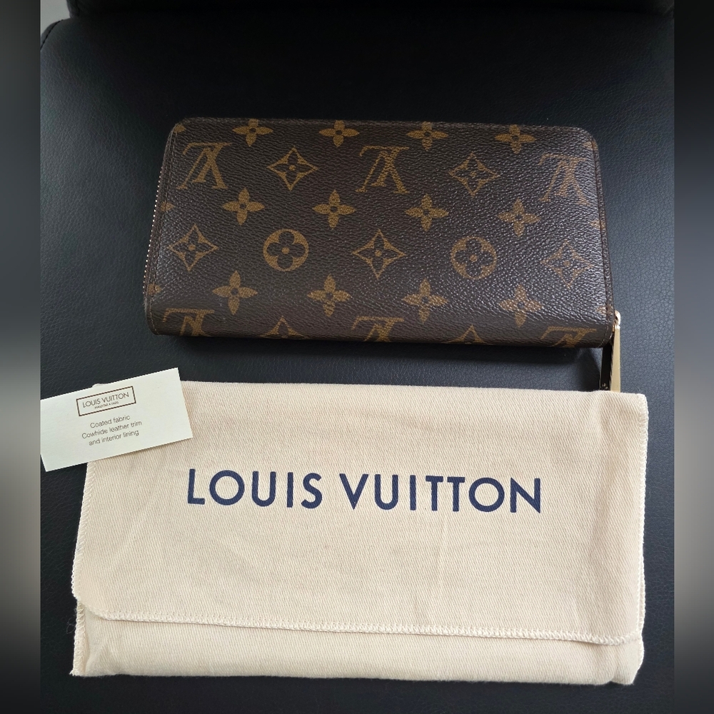 Authentic Louis Vuitton Zippy Monogram Wallet